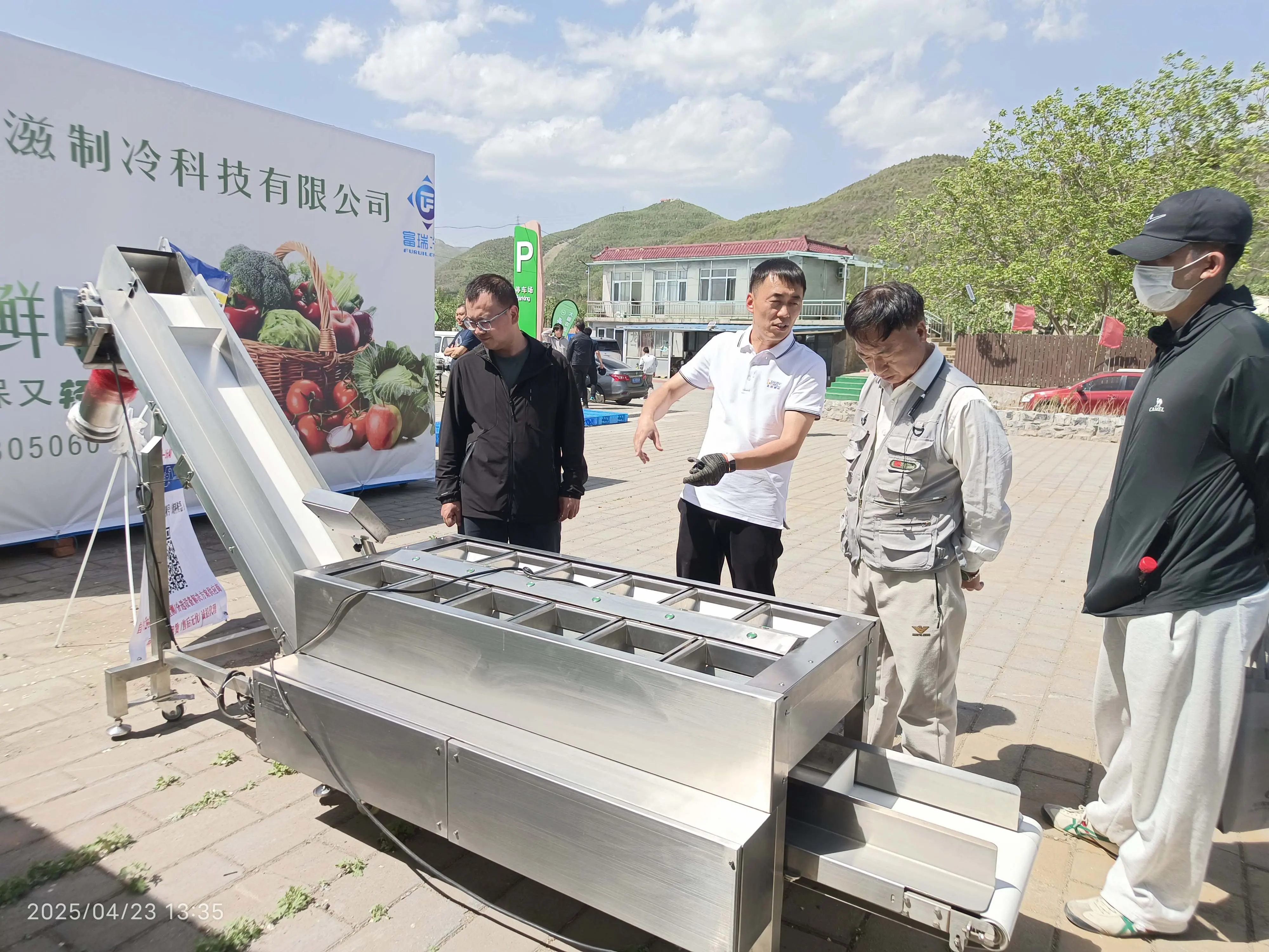 New agricultural machinery empowers the future of the fruit industry Modern orchard mechanisation Observation and exchange on field days
