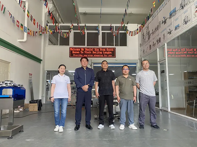 A Korean customer visited Beijing Langke's dry noodle packaging machine, which was praised in the field test