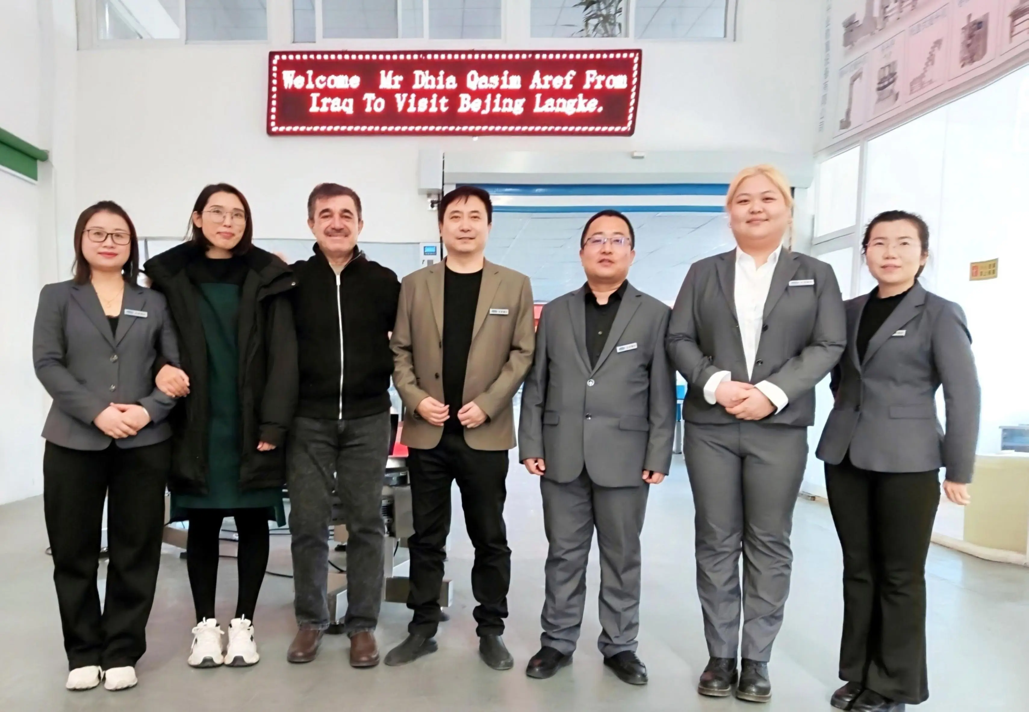 Iraqi customer visited our company and explored new opportunities for cooperation in automation and intelligent equipment.
